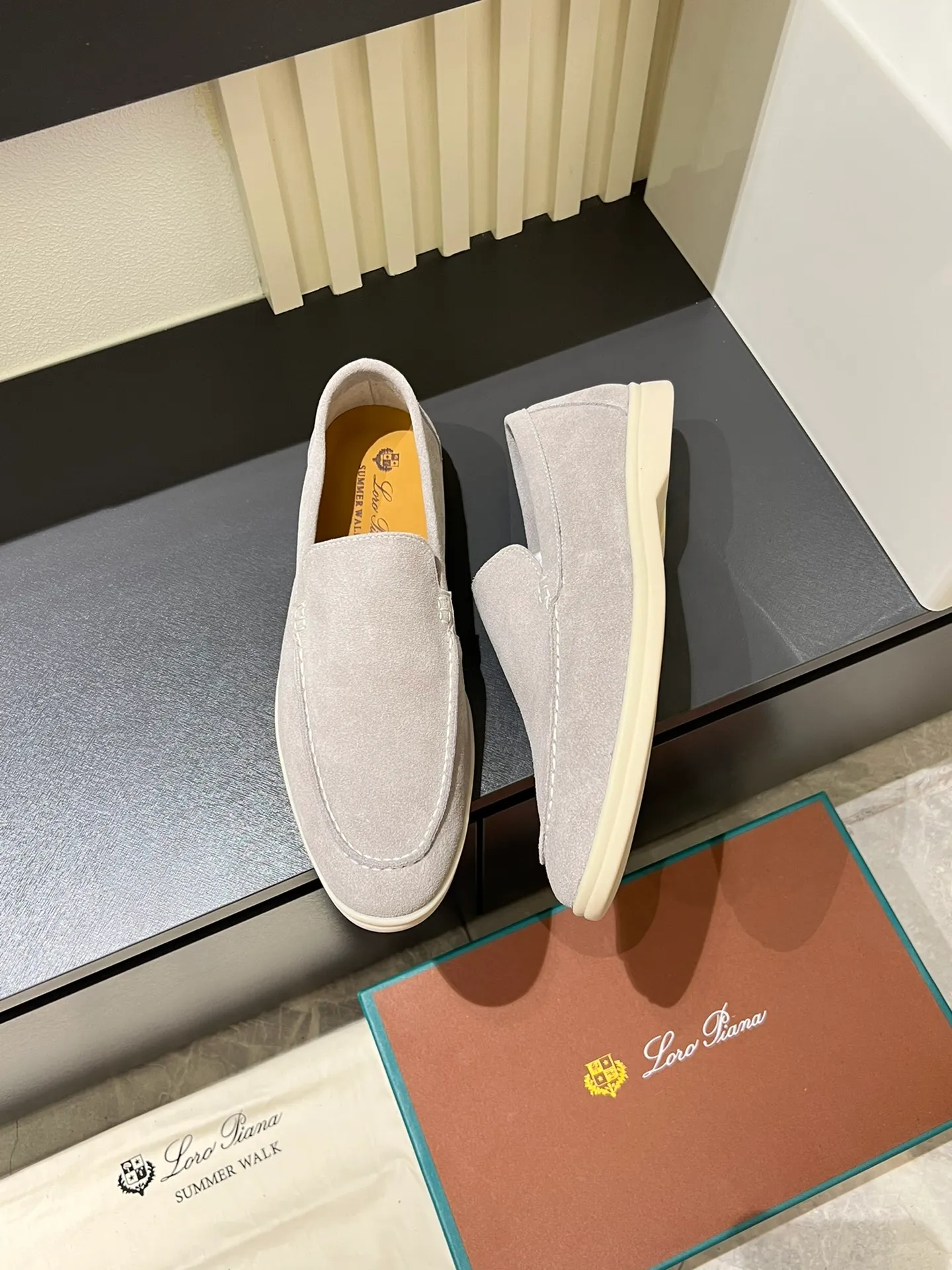 Men's shoes 💰p360 "Loro men's shoes 💰pian'*" Classic L men's shoes for couples 💰p Top version British flat loafers, a must-have item in old money style, the minimalist design is eye-catching and durable, a plus point for dressing The soft foot feel and texture are outstanding. They don’t scratch your feet and are very nice. They are matched with soft and waxy soles. They can be worn daily for a long time without getting tired. They are easy to wear, versatile and classic items, with perfect foot feel and texture! Imported cashmere fabric, the lining is made of imported A-grade water-dyed cow lining, the top version of the genuine leather midsole is sewn with pure handmade mark thread! Size: Female 35-40 (34. Customized) Male 38-44 (45.46. Customized)